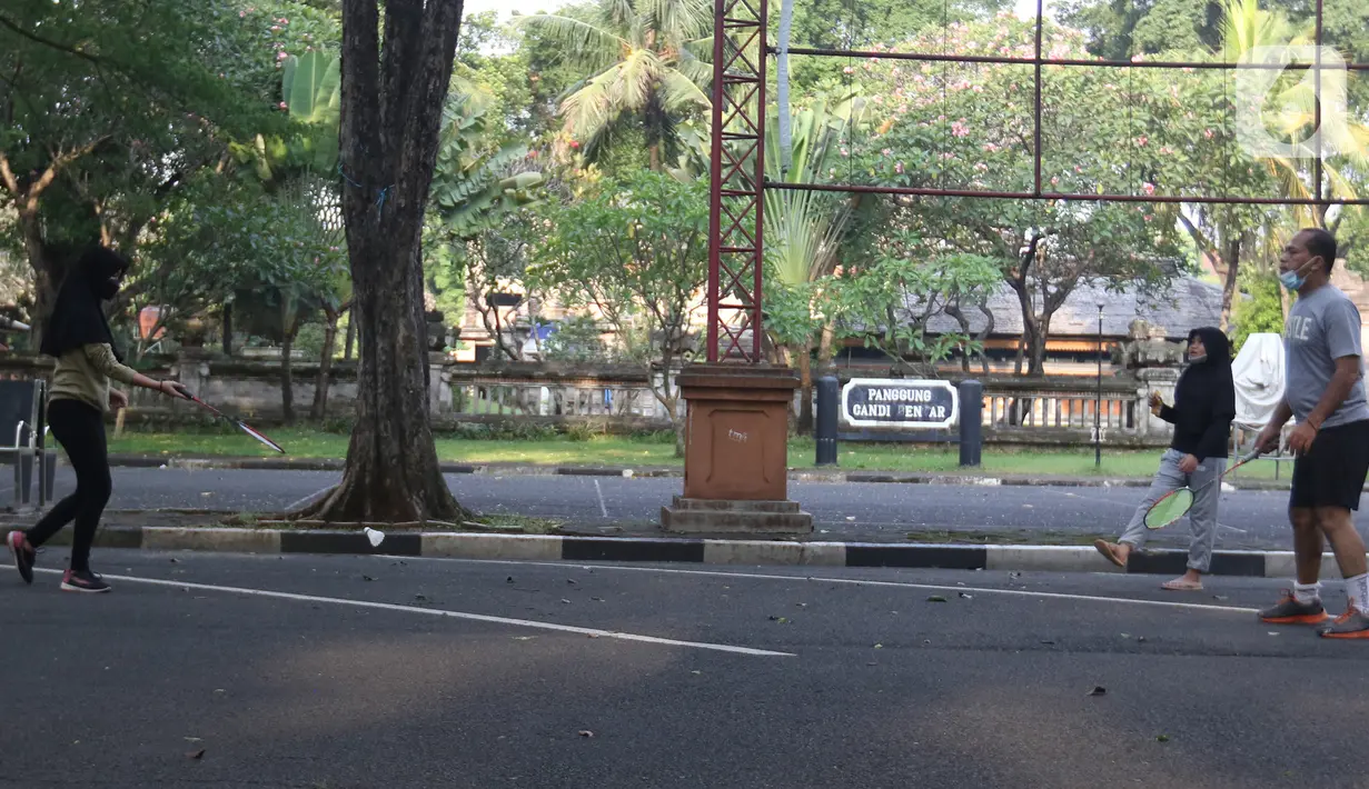 Warga berolahraga sore di kawasan Taman Mini Indonesia Indah, Jakarta, Minggu (22/8/2021). TMII kembali dibuka mulai 06.00-18.00 WIB namun terbatas hanya untuk kegiatan berolahraga outdoor atau luar ruangan dan dengan syarat menunjukkan sertifikat vaksinasi covid-19. (Liputan6.com/Herman Zakharia)