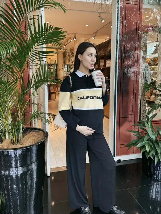 Aaliyah Massaid tampil begitu casual dengan polo lengan panjang dipadukan dengan celana kulot. Sebuah OOTD yang tampak begitu nyaman dikenakan. [Foto: Instagram/ Aaliyah Massaid]