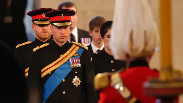 Pangeran William dan Harry Kenakan Seragam Militer Pimpin Penjagaan Peti Mati Ratu Elizabeth II