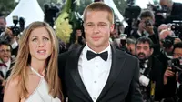Aktor Brad Pitt dan istrinya Jennifer Aniston tiba untuk menghadiri pemutaran film sutradara AS Wolfgang Petersen "Troy", di Festival Film Cannes ke-57 di kota Riviera Prancis, (13/5/2004). (AFP PHOTO / Boris Horvat)