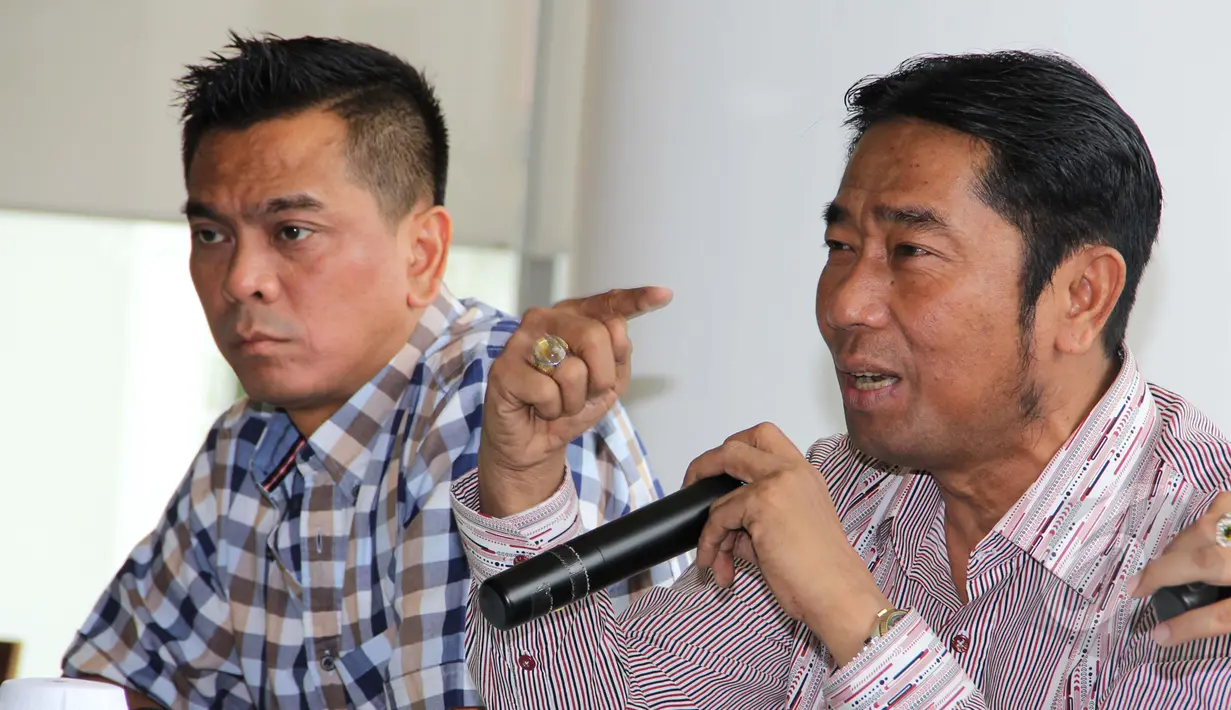 Wakil Ketua DPRD DKI Abraham "Lulung" Lunggana (kiri) saat menjadi pembicara dalam diskusi yang membahas seputar terjadinya polemik pada pembahasan RAPBD DKI 2015 di kawasan Cikini, Jakarta, Sabtu (7/3/2015). (Liputan6.com/Helmi Afandi)