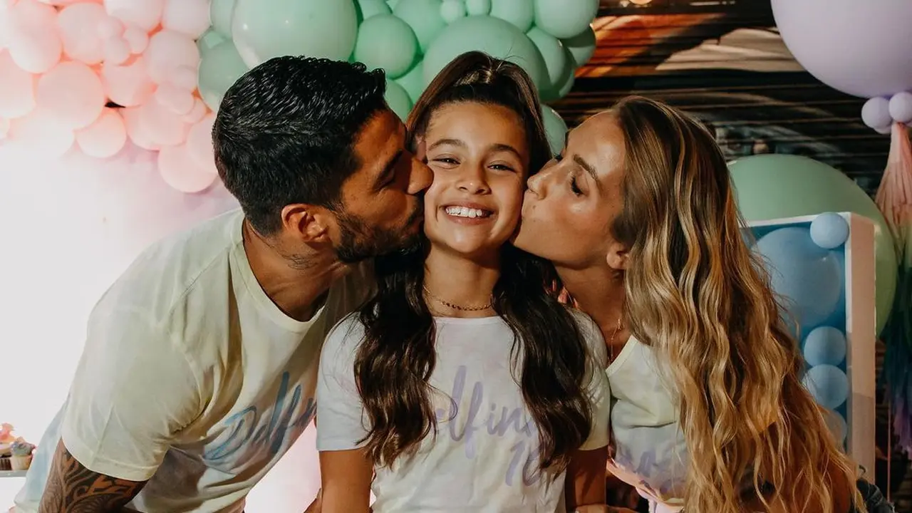 Luis Suarez bersama putrinya, Delfina Suarez dan sang istri, Sofia Balbi. (Instagram/ sofibalbi)