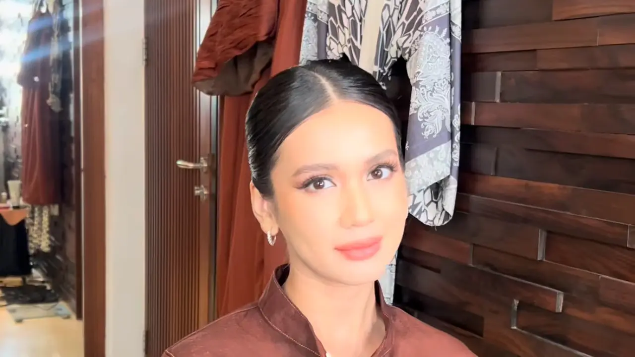 Penampillan Dea Annisa saat Jadi Bridesmaid Ranty Maria. [@bynathaniagrace]
