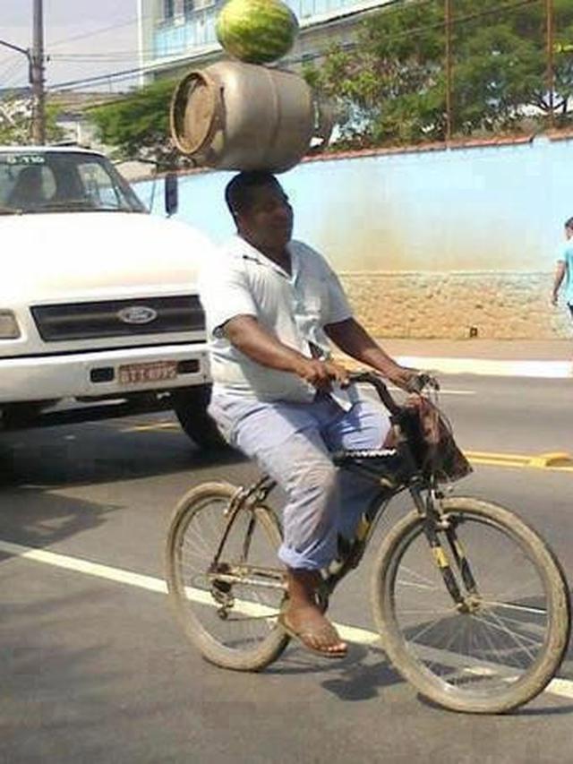 6 Potret Orang Bawa Barang Pakai Kepala Ini Bikin Heran