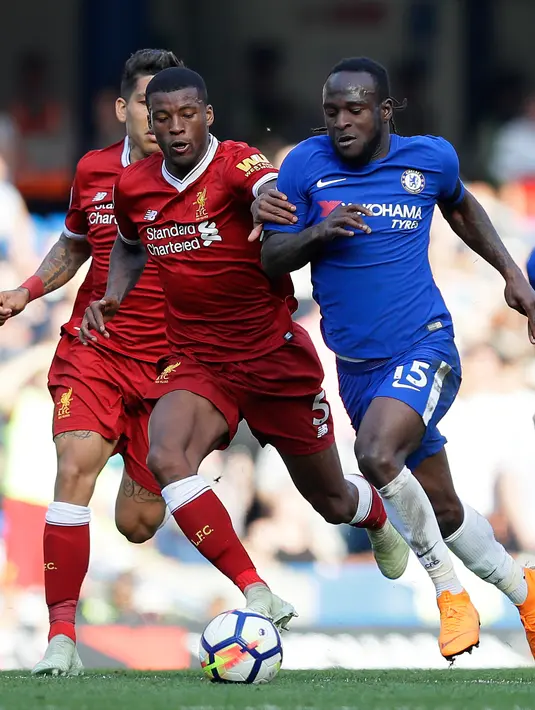 Gelandang Liverpool , Georginio Wijnaldum berusaha merebut bola gelandang  Victor Moses selama pertandingan lanjutan Liga Inggris di Stamford Bridge di London (6/5). Chelsea menang tipis atas Liverpool 1-0. (AP Photo/Kirsty Wigglesworth)