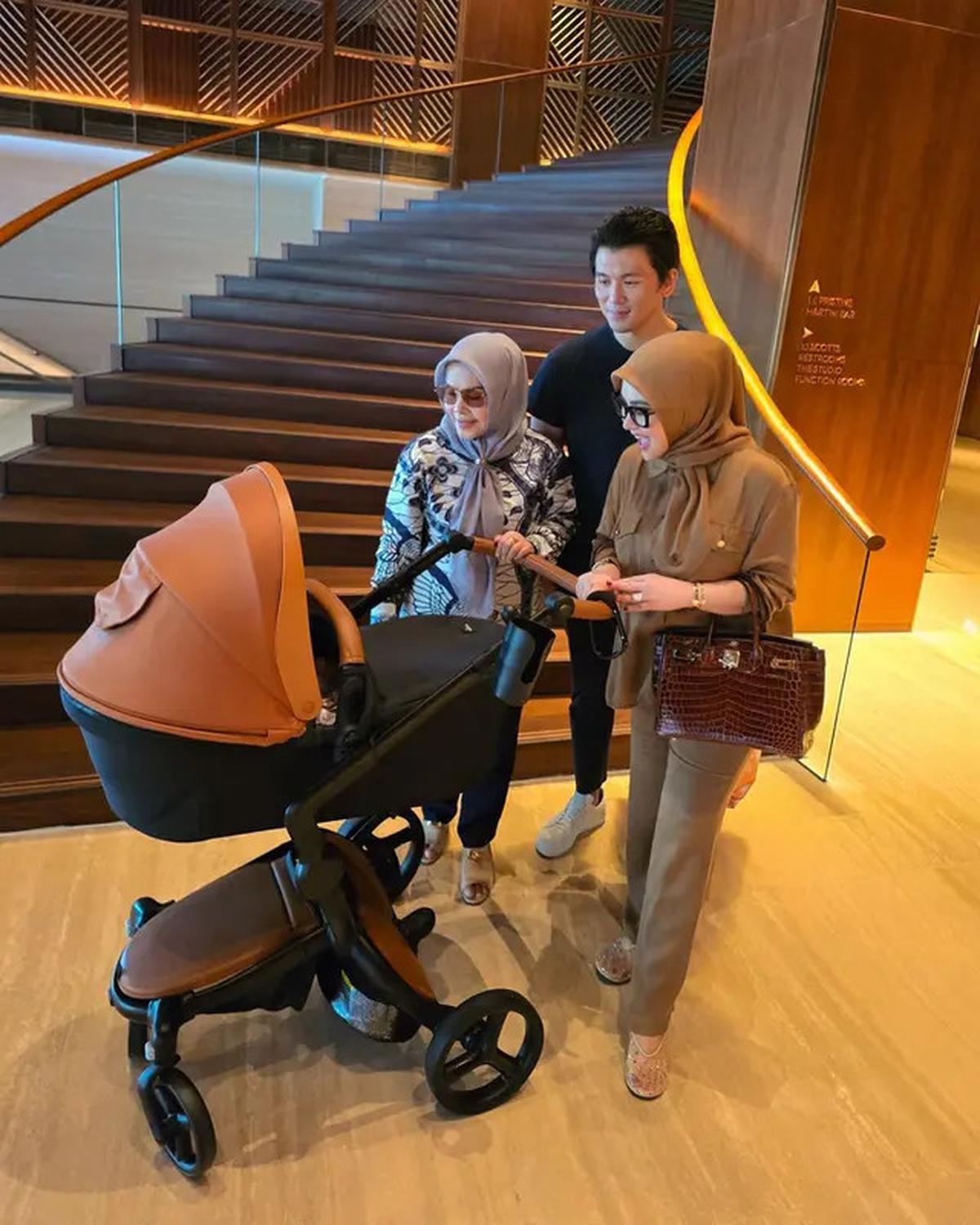 7 Potret Syahrini Ajak Baby R Jalan-Jalan di Singapura, Wajahnya Masih Dirahasiakan
