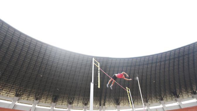 Atlet Jawa Barat, Idan Fauzan, melakukan lompatan saat Kejurnas Atletik nomor lompat tinggi galah U-20 putra di Stadion Pakansari, Bogor, Selasa (6/8/2019). Kejurnas tahun ini juga dilakukan untuk kualifikasi menjelang PON. (Bola.com/Vitalis Yogi Trisna)