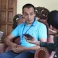 Mirza Amir (kiri) yang berasal dari Tajikistan belajar budaya Jawa di Boyolali. (Solopos.com/Istimewa/Mahasiswa UI/Lian)