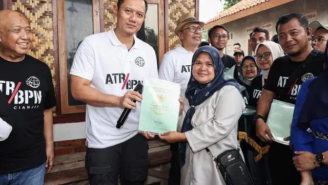 AHY menyerahkan sertifikat pada warga yang menjadi program konsolidasi tanah pasca bencana. (Istimewa)
