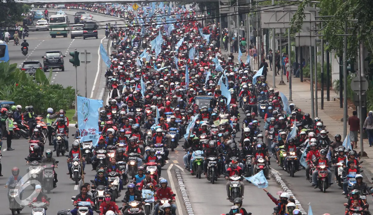 Sejumlah buruh mengendarai motor saat aksi May Day 2016 di Jakarta, Minggu (1/5). Kaum buruh mengajukan tuntutan menolak upah murah serta pencabutan PP No. 78 Tahun 2015. (Liputan6.com/Angga Yuniar)