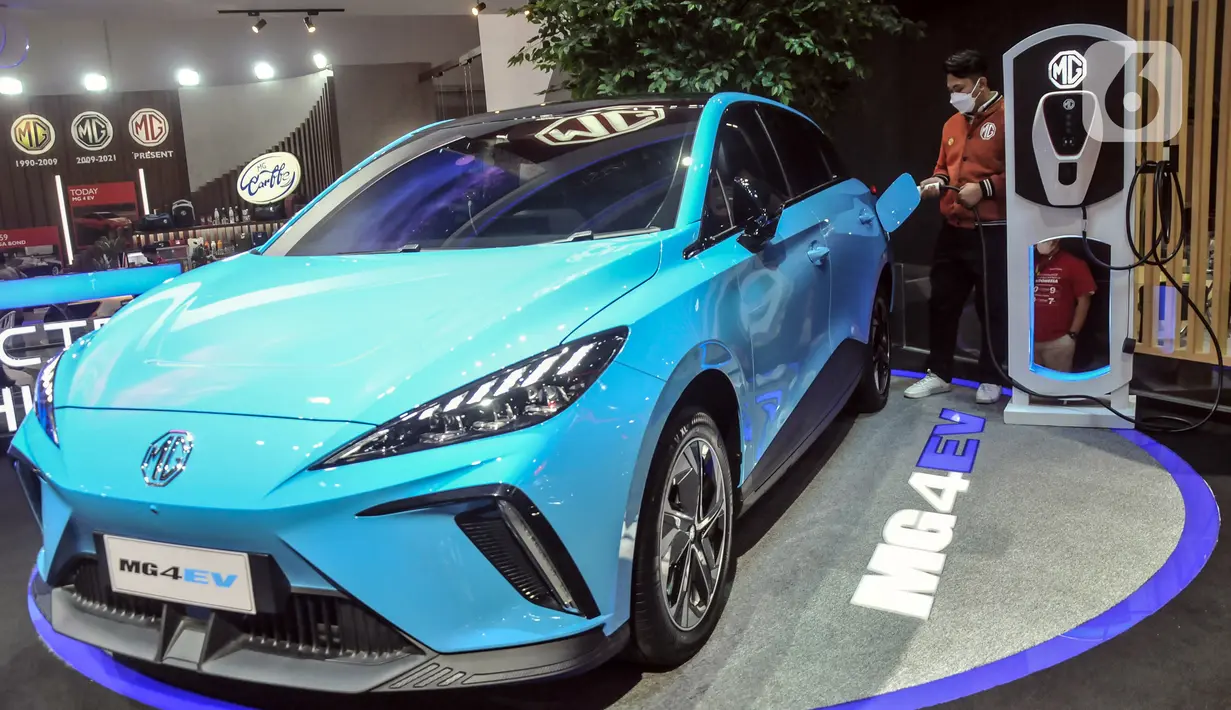 Mobil listrik dipamerkan pada pembukaan pameran Indonesia International Motor Show (IIMS) 2023 di Jiexpo Kemayoran, Jakarta, Kamis (16/2/2023). IIMS 2023 yang berlangsung pada 16-26 Februari menghadirkan 165 brand otomotif mencakup merek kendaraan roda empat, roda dua, dan kendaraan listrik. (merdeka.com/Iqbal S. Nugroho)