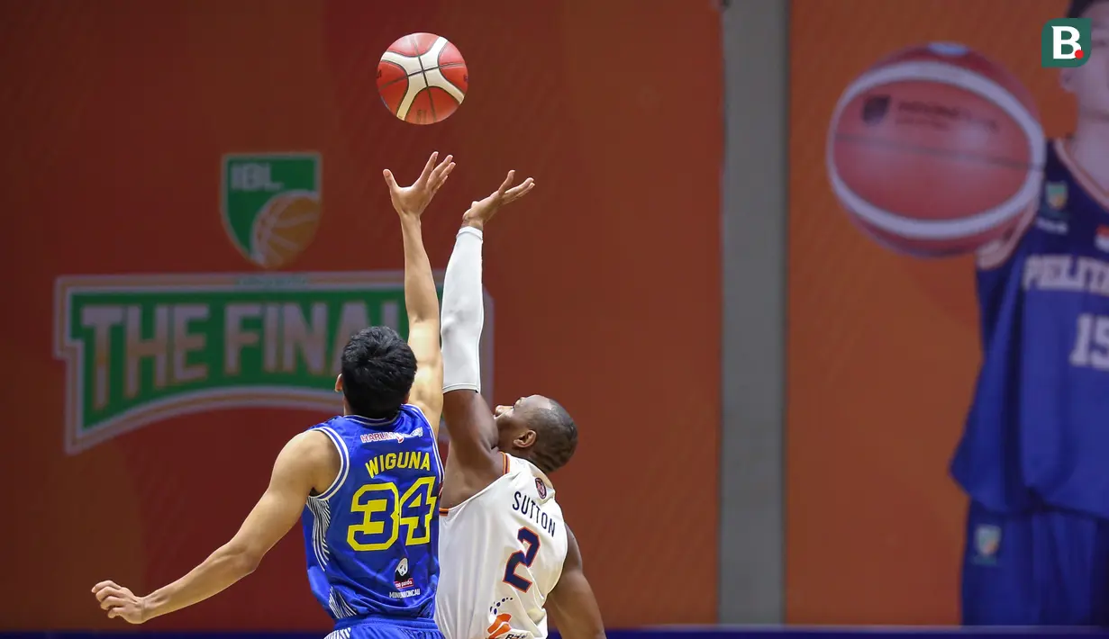 Pebasket Prawira Bandung, Pandu Wiguna (kiri) berebut bola dengan pemain Pelita Jaya, Dominique Leondras Sutton saat jump ball pada laga gim pertama final IBL 2023 di Hall Senayan, Jakarta, Kamis (20/07/2023). Laga dimenangkan oleh Prawira Bandung dengan skor 74-65. (Bola.com/Bagaskara Lazuardi)
