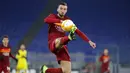Pemain AS Roma Bryan Cristante mengontrol bola saat melawan Young Boys pada pertandingan Grup A Liga Europa di Olympic Stadium, Roma, Italia, Kamis (3/12/2020). AS Roma melaju ke babak 32 besar Liga Europa sebagai juara Grup A usai mengalahkan Young Boys 3-1. (AP Photo/Andrew Medichini)