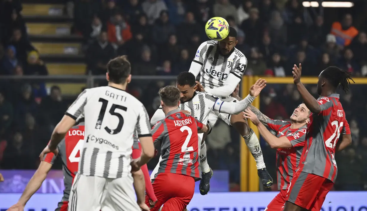 Bek Juventus, Bremer menyundul bola saat bertanding melawan Cremonese selama pertandingan lanjutan Liga Serie A Italia di Zini Stadium, Cremona, Italia, Kamis (4/1/2023). Juventus menang tipis atas Cremonese dengan skor 1-0. (Massimo Paolone/LaPresse via AP)