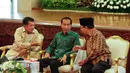 (Ki-ka) Wapres Jusuf Kalla berbincang dengan Presiden Jokowi dan Ketua BPK Harry Azhar Azis di Istana Negara, Jakarta, Senin (6/6/2016). Jokowi menerima Laporan Hasil Pemeriksaan atas LKPP Tahun 2015 dari BPK. (Liputan6.com/Faizal Fanani)
