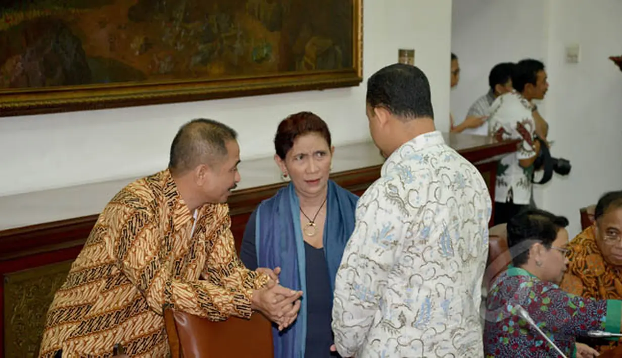 Menteri Kelautan dan Perikanan Susi Pudjiastuti (tengah) berbincang dengan Mendikbud Anies Baswedan (kanan) sesaat sebelum rapat terbatas kabinet di Istana Bogor, Senin (16/2/2015). (Liputan6.com/Faizal Fanani)