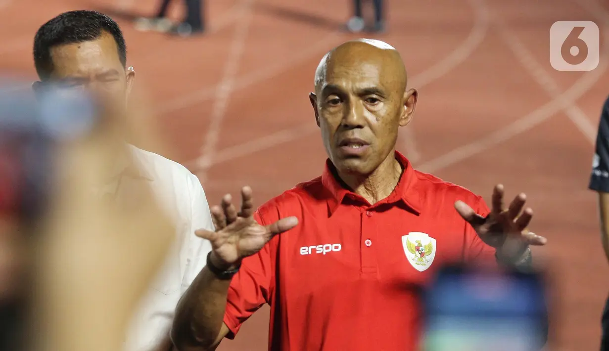 Kepala Pemandu Bakat PSSI, Simon Tahamata memberi keterangan di sela-sela sesi latihan timnas Indonesia di Stadion Madya, Kompleks Gelora Bung Karno, Jakarta, Senin (2/5/2025). (Liputan6.com/Angga Yuniar)