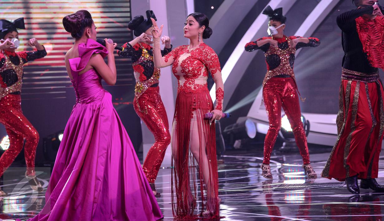 Dewi Perssik saat beraksi di panggung Indonesia Dangdut Awards (IDA) 2015, Jakarta, Rabu (28/10/2015). Perhelatan IDA 2015 menggambarkan bahwa musik dangdut telah menjadi bagian tidak terpisahkan dari masyarakat Indonesia. (Liputan6.com/Faizal Fanani) 