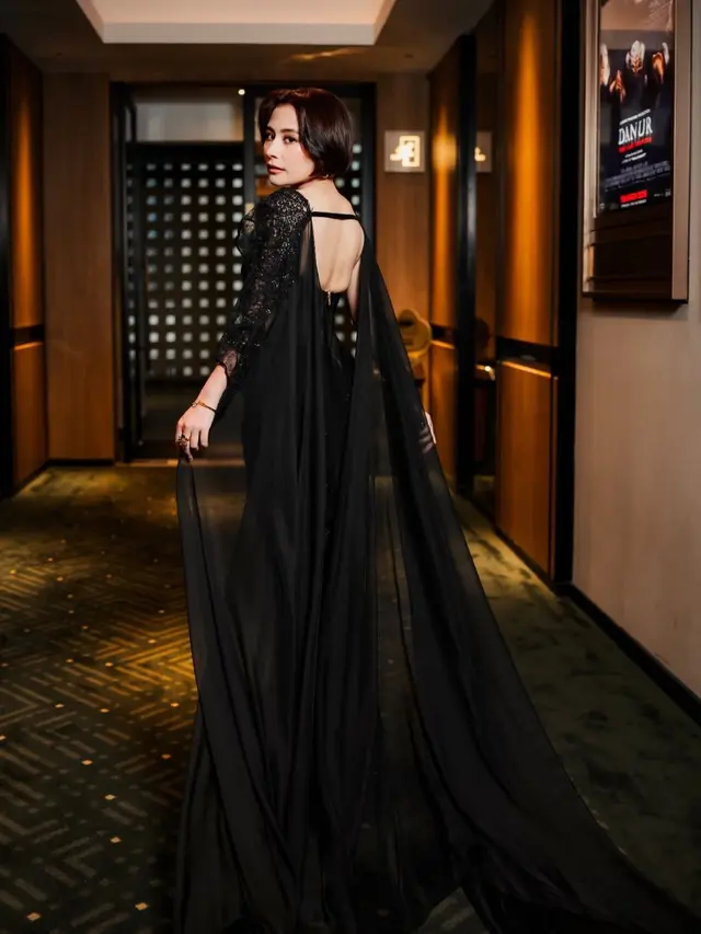 Prilly Latuconsina saat Premier Film Danur: The Last Chapter dengan dress hitam. [@armanfebryan]