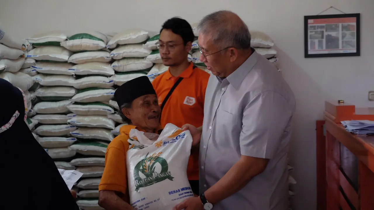 Direktur Utama Perum BULOG Bayu Krisnamurthi yang memantau langsung Penyaluran Bantuan Beras di Kantor Pos Sukasari, Kota Bogor (15/02)