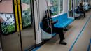 Penumpang duduk dalam kereta Mass Rapid Transit (MRT), Jakarta, Rabu (20/2). Kereta MRT akan mulai proses uji coba operasi secara penuh mulai 26 Februari 2019. (Liputan6.com/Faizal Fanani)