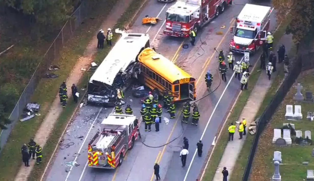 Petugas personel darurat dikerahkan ke lokasi kecelakaan sebuah bus komuter dan bus sekolah yang mengalami tabrakan di Baltimore, Maryland, Selasa (1/11). Sebanyak enam orang tewas dan sepuluh lainnya terluka akibat insiden itu. (WBAL-TV via AP)