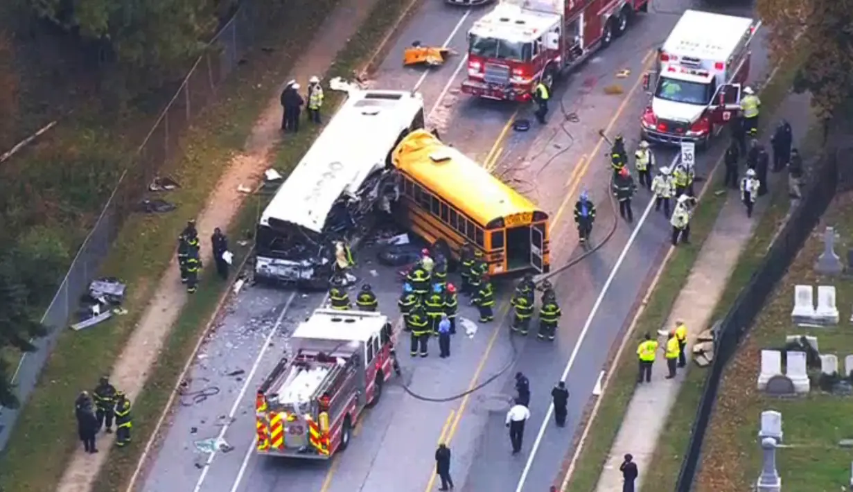 Petugas personel darurat dikerahkan ke lokasi kecelakaan sebuah bus komuter dan bus sekolah yang mengalami tabrakan di Baltimore, Maryland, Selasa (1/11). Sebanyak enam orang tewas dan sepuluh lainnya terluka akibat insiden itu. (WBAL-TV via AP)