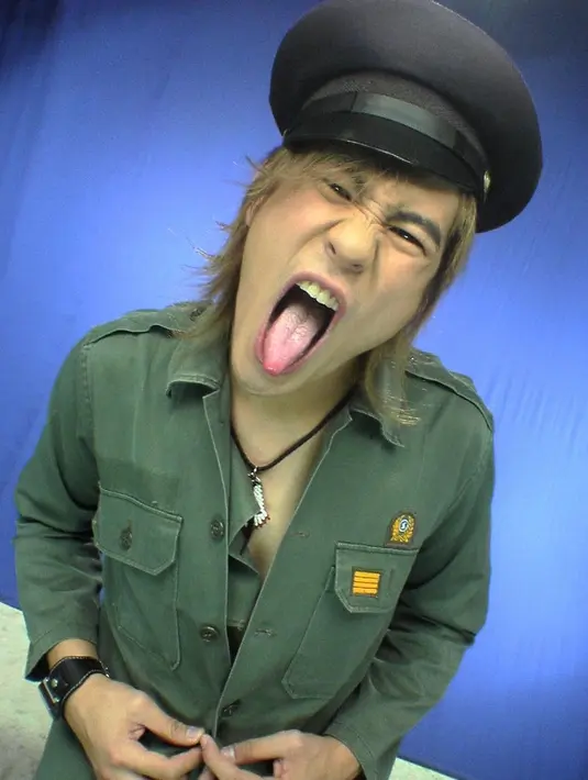 Beberapa potret dengan model yang sempat hits pada zamannya tersebut berhasil membuat banyak teman selebriti hingga netizen ngakak. [Instagram/vjdaniel]