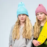 Anak kembar yang sedang berpose memegang skateboard (Foto dok : pexels/cottonbro).