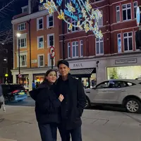 Pangeran Mateen dan Anisha Rosnah liburan musim dingin di London, Inggris. (dok. Instagram @tmski/https://www.instagram.com/p/DDrHQWkKFBJ/)