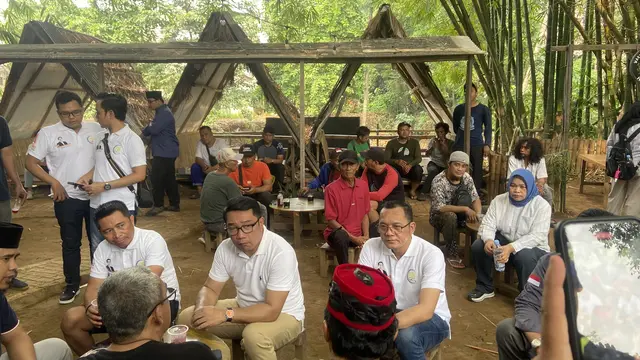 Calon Gubernur Jakarta Ridwan Kamil di Kali Ciliwung, Condet, Jakarta Timur, Kamis (3/10/2024). (Liputan6.com/Muhammad Radityo Priyasmoro)