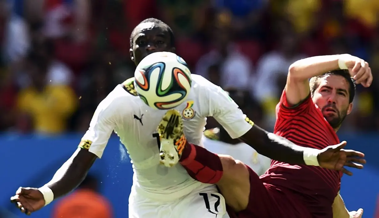 Gelandang Timnas Ghana, Mohammed Rabiu (kiri), mencoba lolos dari hadangan Joao Moutinho (Portugal), saat berlaga di penyisihan Piala Dunia 2014 Grup G di Stadion Nasional Brasilia, (26/6/2014). (REUTERS/Dylan Martinez) 