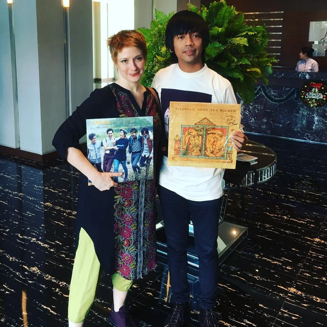 Vokalis Sixpence None The Richer, Leigh Nash bersama Rian D'Masiv. (Instagram - @leighbirdnash)