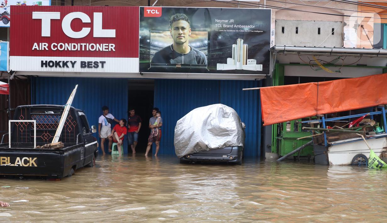 Aktivitas karyawan pertokoan di Jalan KH Hasyim Ashari, Ciledug, Tangerang, Kamis (2/1/2020). Banjir yang melanda Ciledug dan sekitarnya membuat aktivitas perekonomian di kawasan tersebut lumpuh sementara. (Liputan6.com/Angga Yuniar)