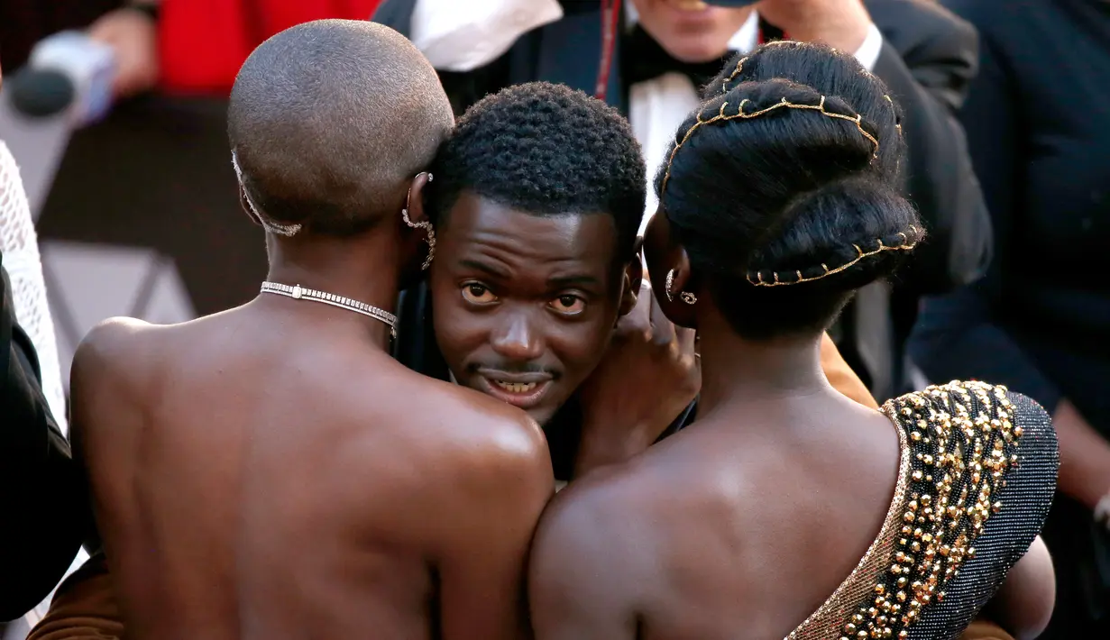 Pemain Black Panther, Daniel Kaluuya dan Lupita Nyong'o serta Danai Gurira ikut ambil bagian pada ajang Piala Oscar 2018 di Los Angeles, Minggu (4/3). Daniel, Lupita, dan Danai saling sapa saat bertemu di karpet merah. (Eric Jamison/Invision/AP)