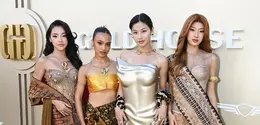 NO NA yang sukses mencuri sorotan lewat penampilan mereka di karpet merah Gold House Gold Gala 2026 yang berlangsung di The Music Center, Los Angeles. [@gilbertfloresphoto].
