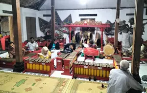 Momen warga Padukuhan Nghalangan saat latihan di belakang rumah Kepala Dukuh, tepatnya di di Ngalangan, RT 01 / RW 41, Sardonoharjo, Sleman, yogyakarta (Foto: Liputan/Fardi Rizal)