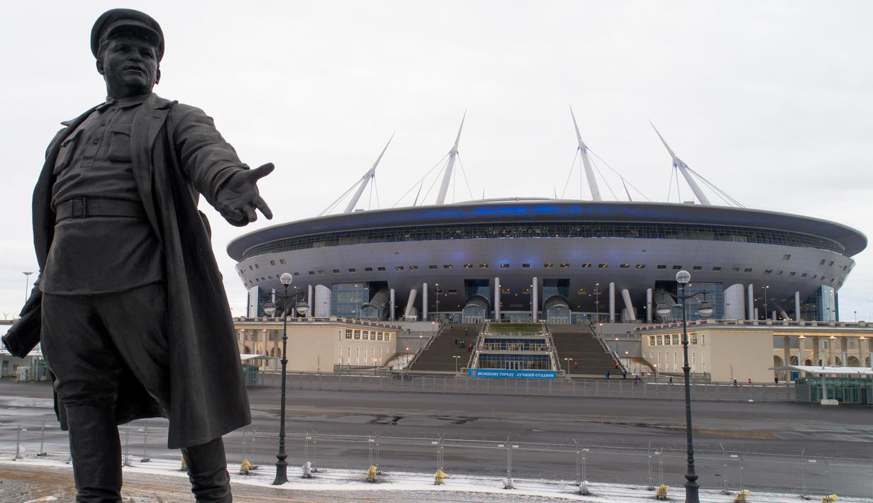 Sebuah patung pemimpin Bolshevik Sergei Kirov berdiri di depan stadion sepak bola, yang sedang dibangun di Krestovsky yang akan menjadi tuan rumah untuk beberapa pertandingan di St.Petersburg, Rusia, (29/12/2016). (AP Photo / Dmitri Lovetsky)