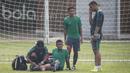 Bek Bhayangkara FC, Putu Gede Juni Antara, tampak cedera saat seleksi Timnas Indonesia U-22 di Lapangan SPH Karawaci, Banten, Kamis (23/2/2017). (Bola.com/Vitalis Yogi Trisna)