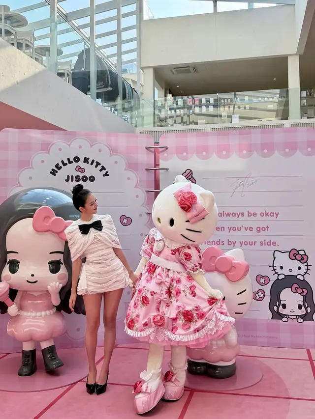 Tampil Serba Pita dari Rambut sampai Dress, Visual Jisoo BLACKPINK di Hello Kitty Pop Up Store Dipuji Bak Seorang Putri