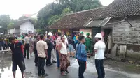 Api yang membakar rumah korban berhasil dipadamkan oleh warga dengan alat seadanya.