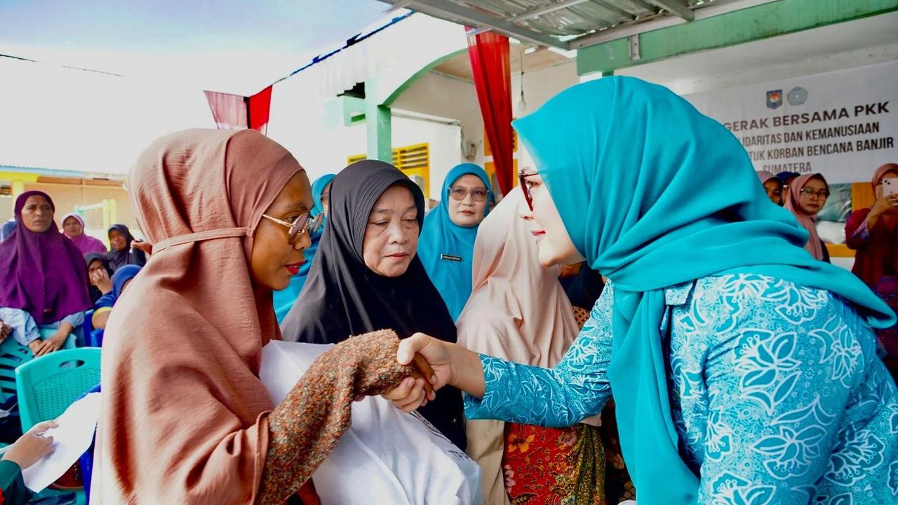 TP PKK Pusat Salurkan Paket Bantuan Peralatan Ibadah di Malalak Kabupaten Agam