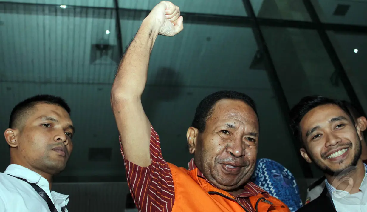 Mantan Kepala Dinas Pertambangan dan Energi Pemprov Papua Jannes Johan Karubaba, usai diperiksa di gedung KPK, Jakarta, Selasa (19/5/2015). Karubaba terlihat mengepalkan tangan di udara (Liputan6.com/Helmi Afandi)
