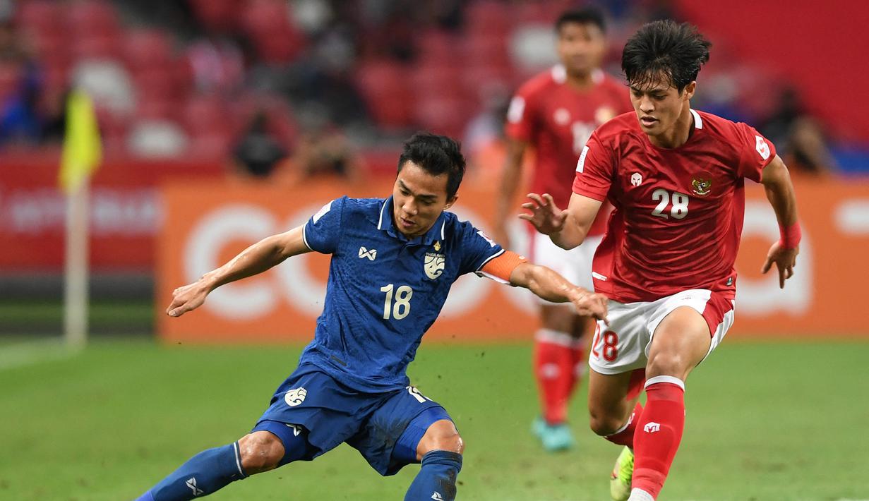 Timnas Indonesia hampir menyamakan skor 1-1 pada menit ke-41. Peluang yang didapat Alfeandra Dewangga usai menerima umpan Witan Sulaeman belum mampu menjebol gawang Thailand yang dikawal kiper kedua, Siwarak Tedsungnoen. (AFP/Roslan Rahman)