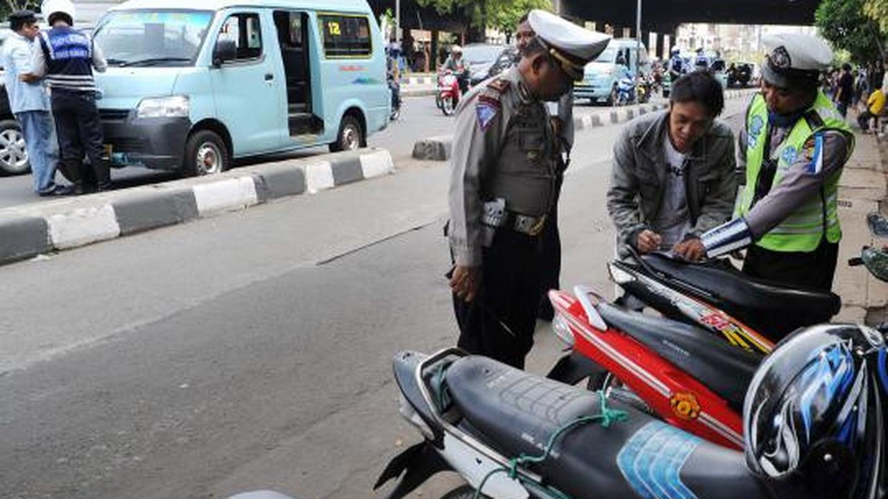 Parkir sembarangan digembok dan ditilang