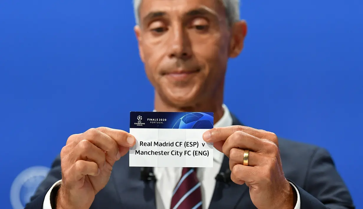 Legenda sepak bola Portugal, Paulo Sousa, menunjukkan hasil drawing perempat final Liga Champions di markas UEFA, Nyon, Jumat (10/7/2020). Rencananya laga leg kedua 16 besar Liga Champions akan digelar pada Agustus 2020 mendatang. (AFP/Harold Cunningham/UEFA)