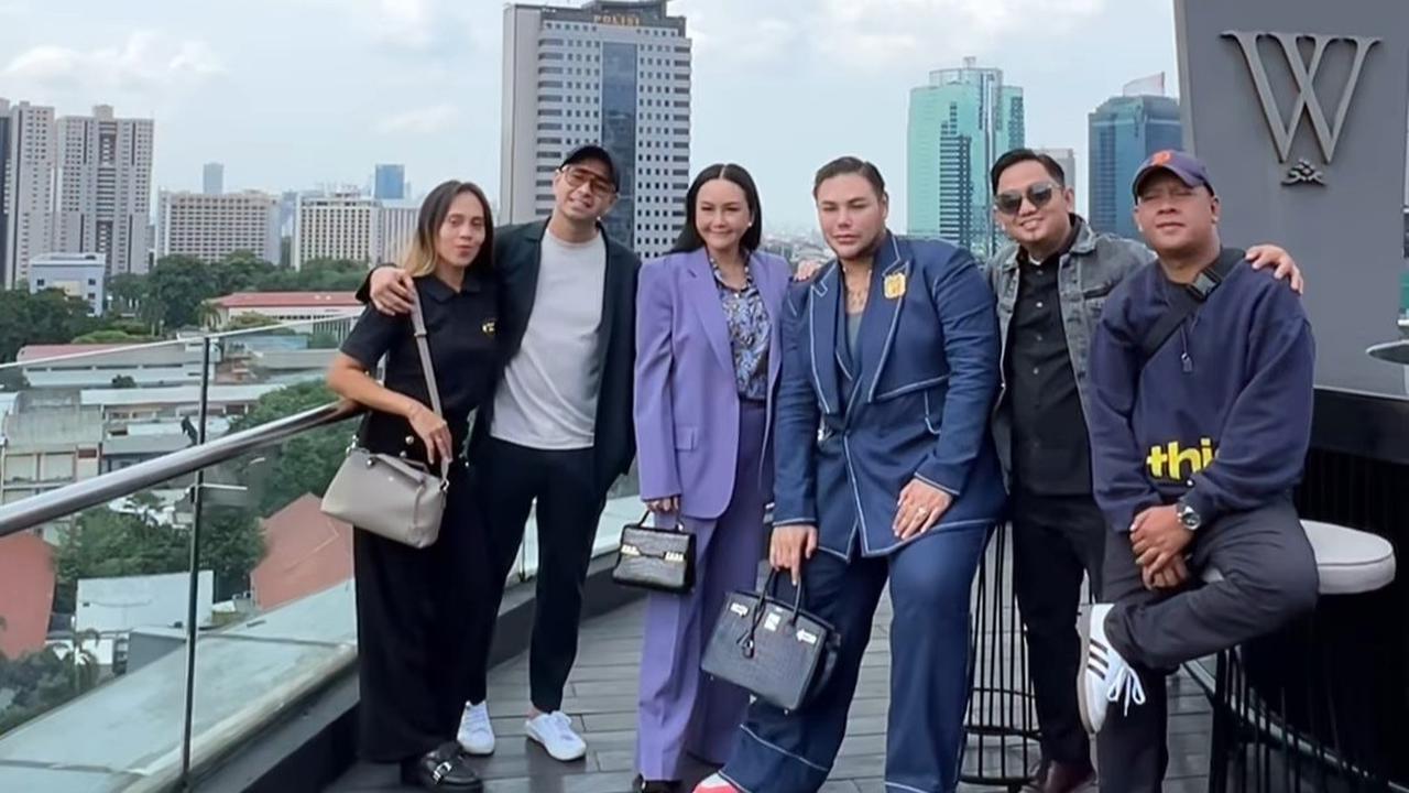 Potret kebersamaan Atiek Nur Wahyuni bersama Raffi Ahmad dan Ivan Gunawan. Tampak beberapa karyawan Atiek Nur Wahyuni turut serta dalam pertemuan tersebut.<br>
