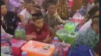 Hajatan Sultan di Bojonegoro, Tamu Dapat Galon Air Mineral dan Kontainer Makanan. foto: TikTok @gnc.productions