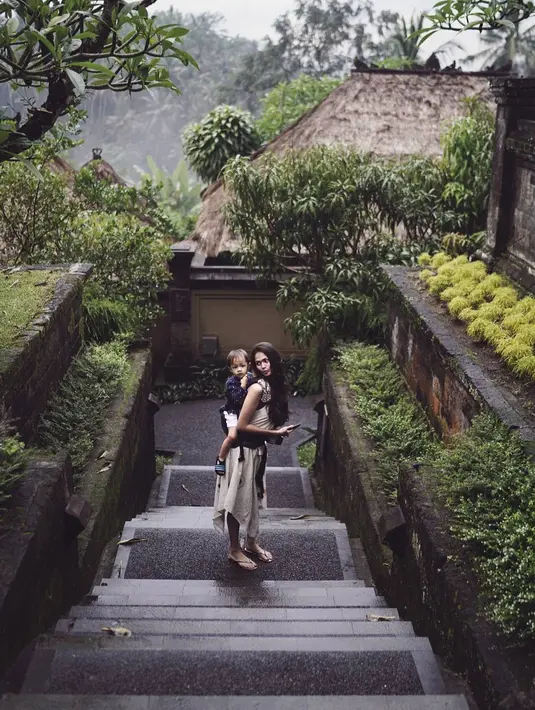 Tidak hanya akrab dengan sang ayah, anak laki-laki ini juga selalu berada di dekapan sang ibu. Contohnya di foto ini, Bjorka berada di gendongan Sabai. (Instagram/ringgoagus)
