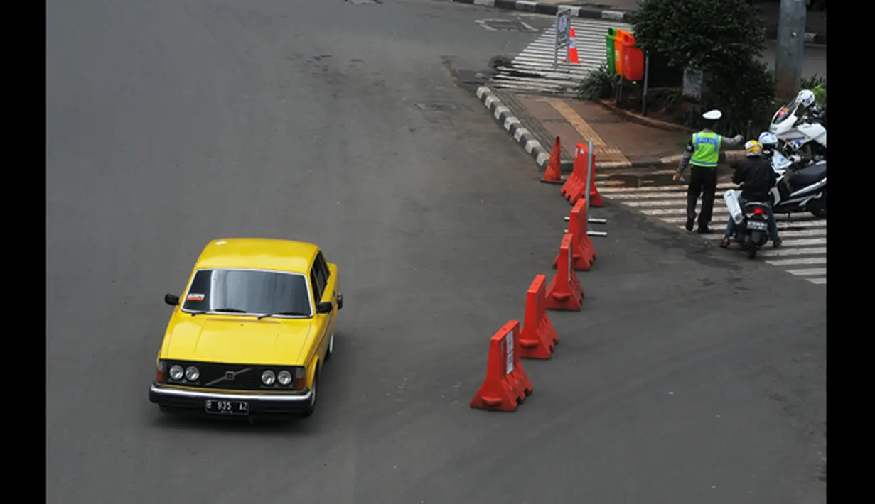 Mobil Volvo Classic 1975 melintas di sekitar Bundaran HI, Jakarta (21/12015). Setelah larangan sepeda motor, Pemprov DKI akan menerapkan kebijakan pembatasan usia kendaraan beroda empat yang melintas di jalan protokol itu. (Antara Foto/Zabur Karuru)